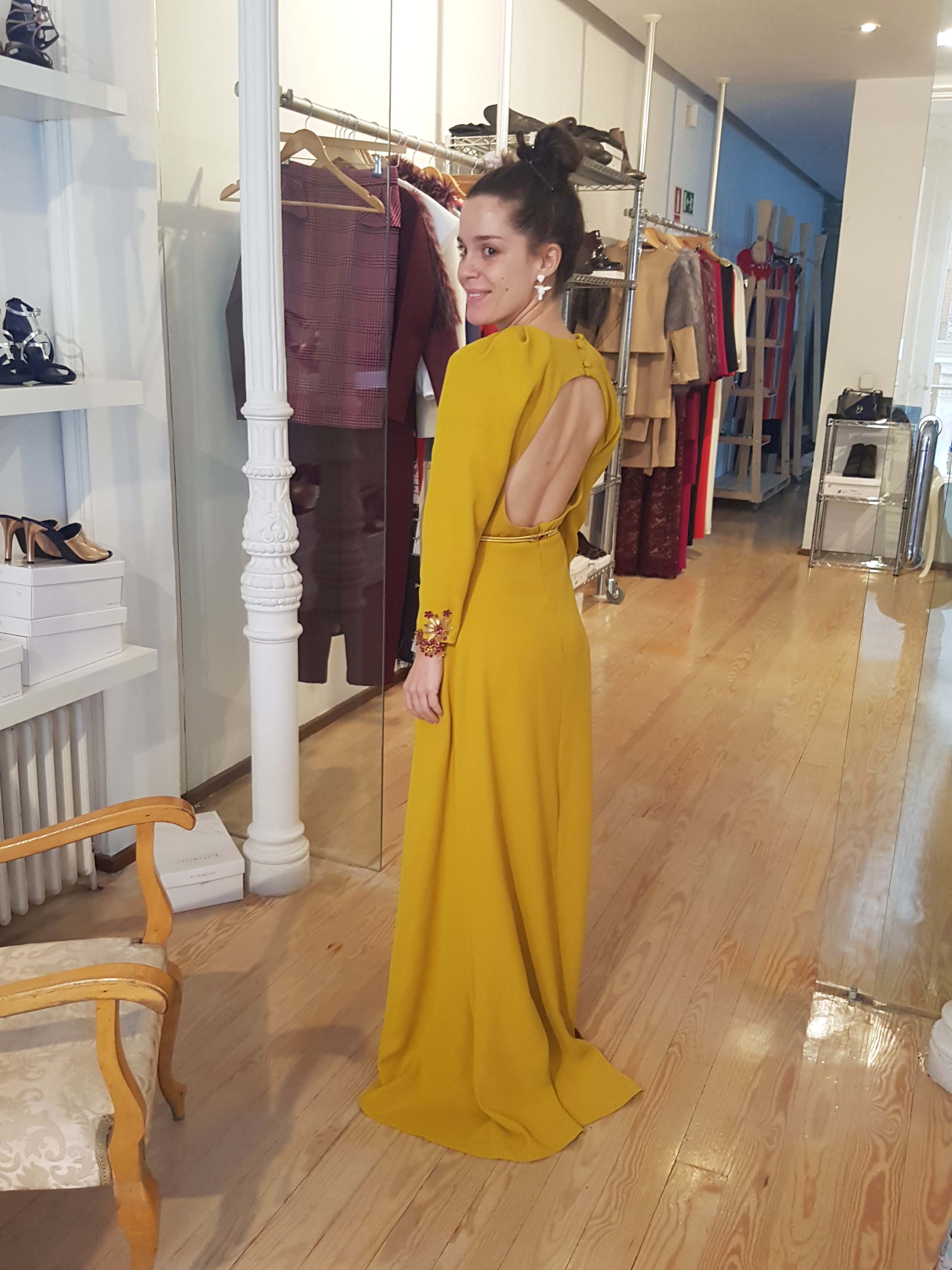 Nuria Gago con vestido de fiesta en crepe mostaza espalda descubierta de Apparentia Collection para premios Goya 2017