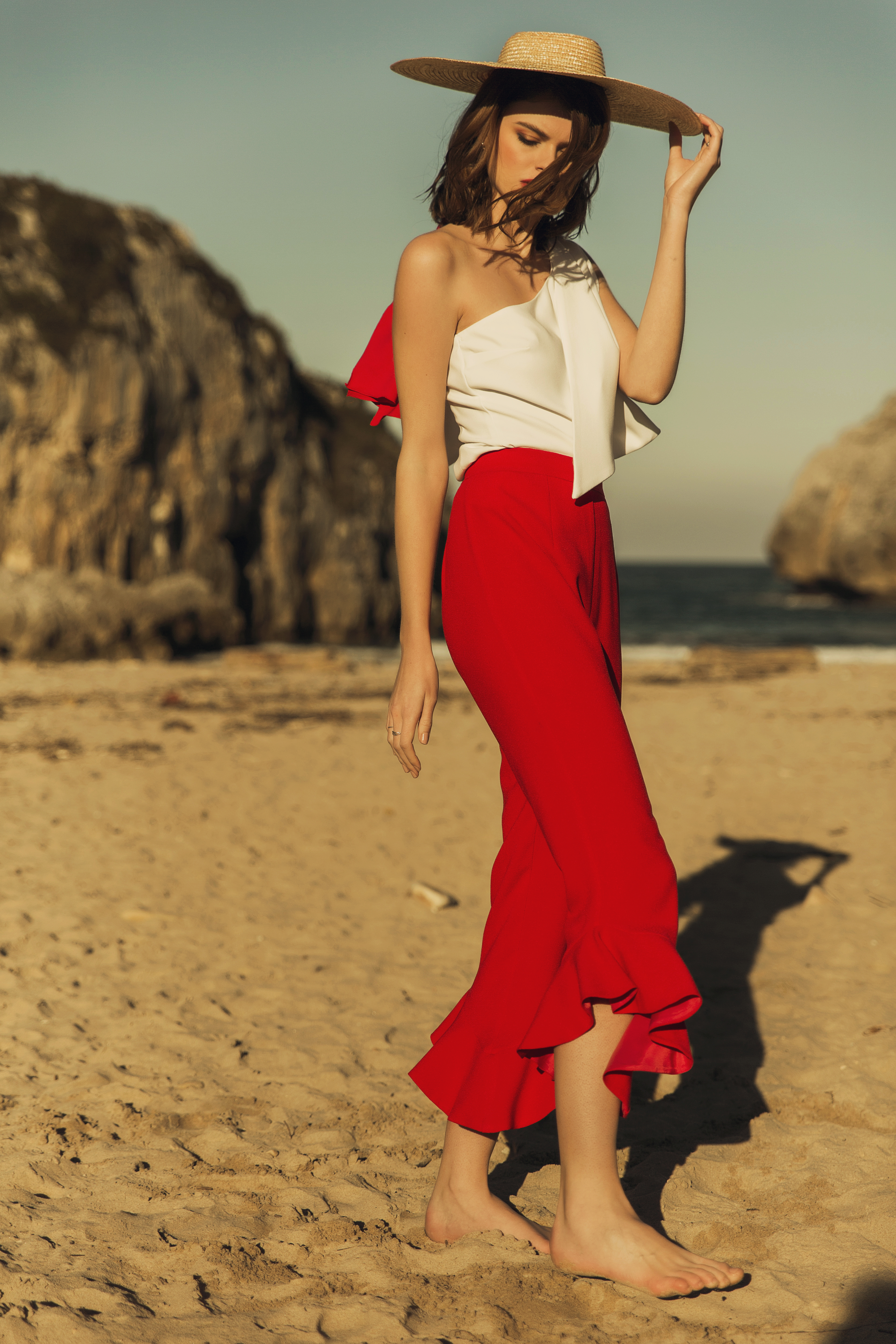 pantalon rojo con volante top blanco y pamela