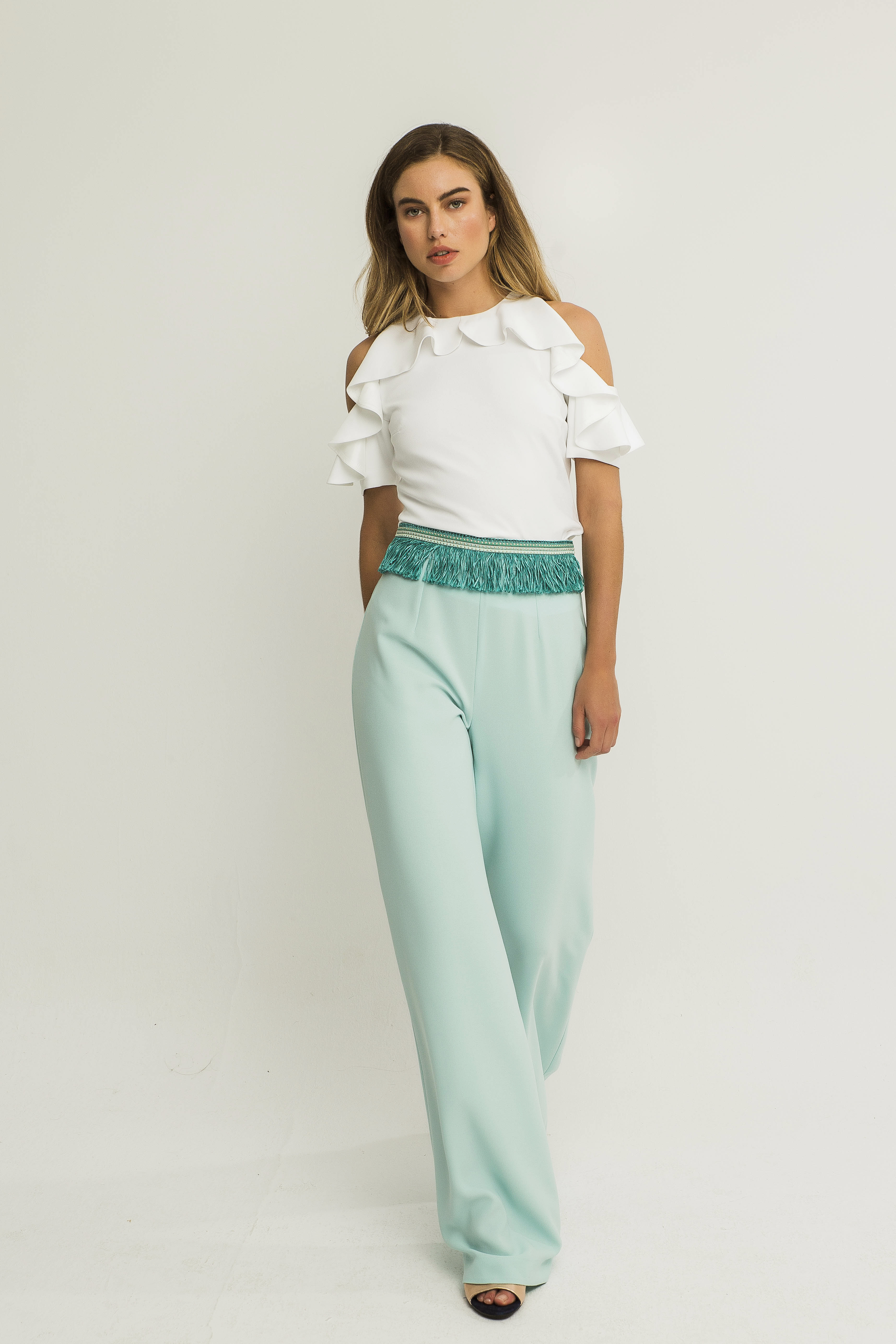 pantalon bengala azul con blusa blanca con volantes apparentia