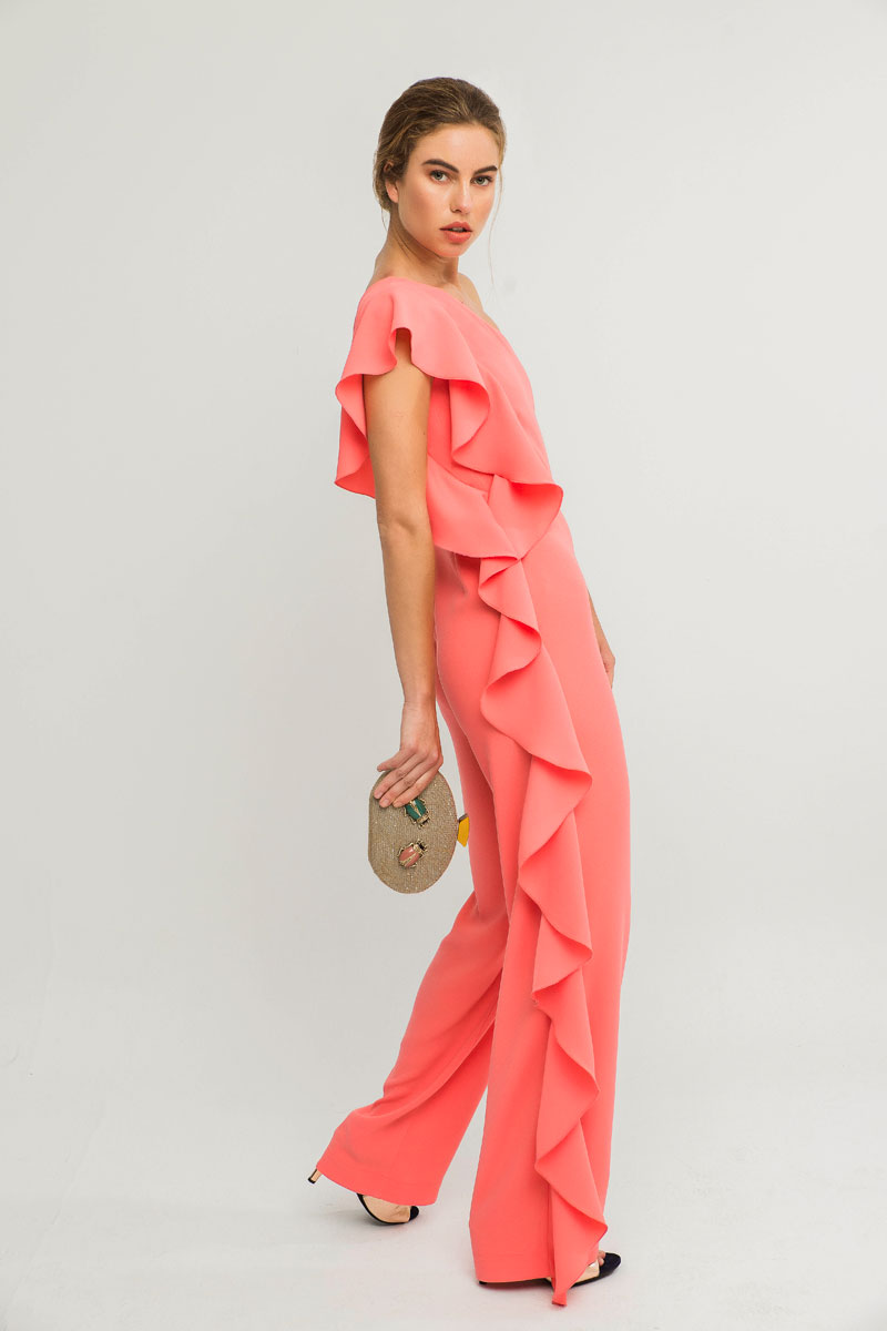 mono ambar coral con volante y clutch de rafia con escarabajos