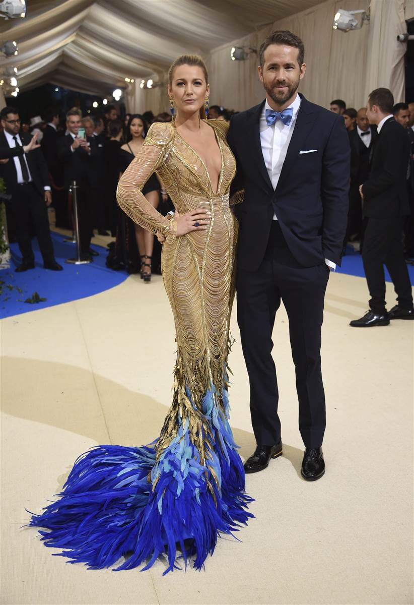 vestido largo golden blake lively plumas azules apparentia