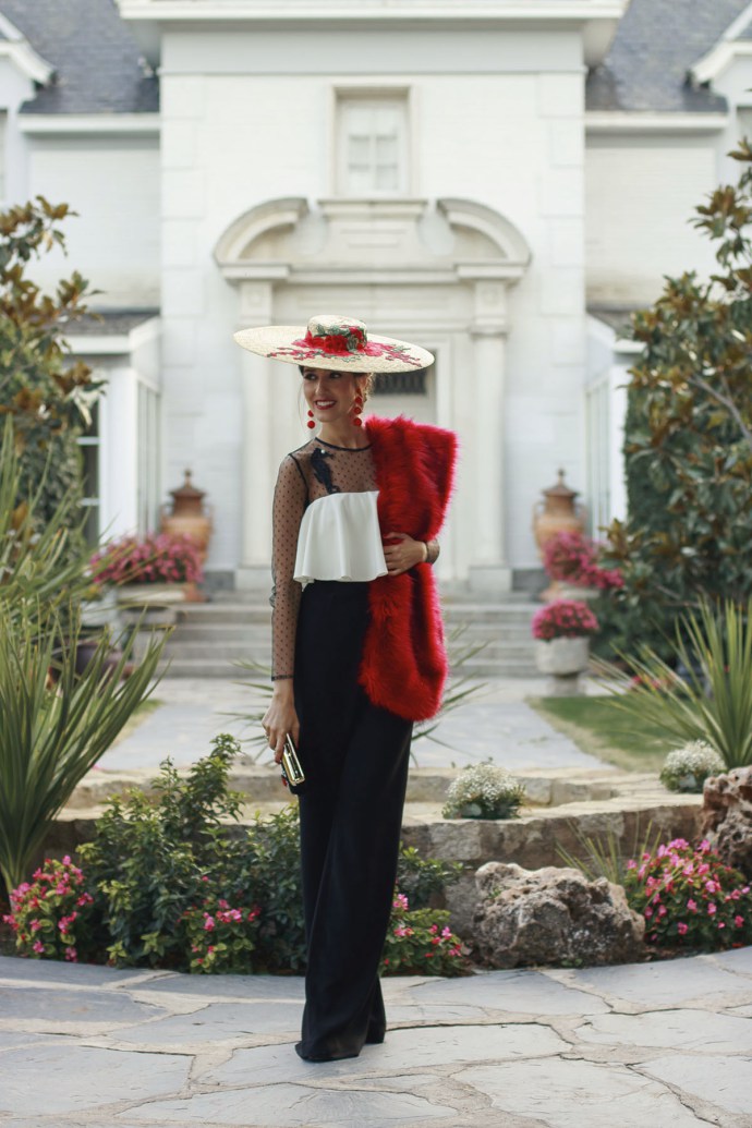 estola roja con mono dante en blanco y negro de invitada perfecto y clutch de mariquitas