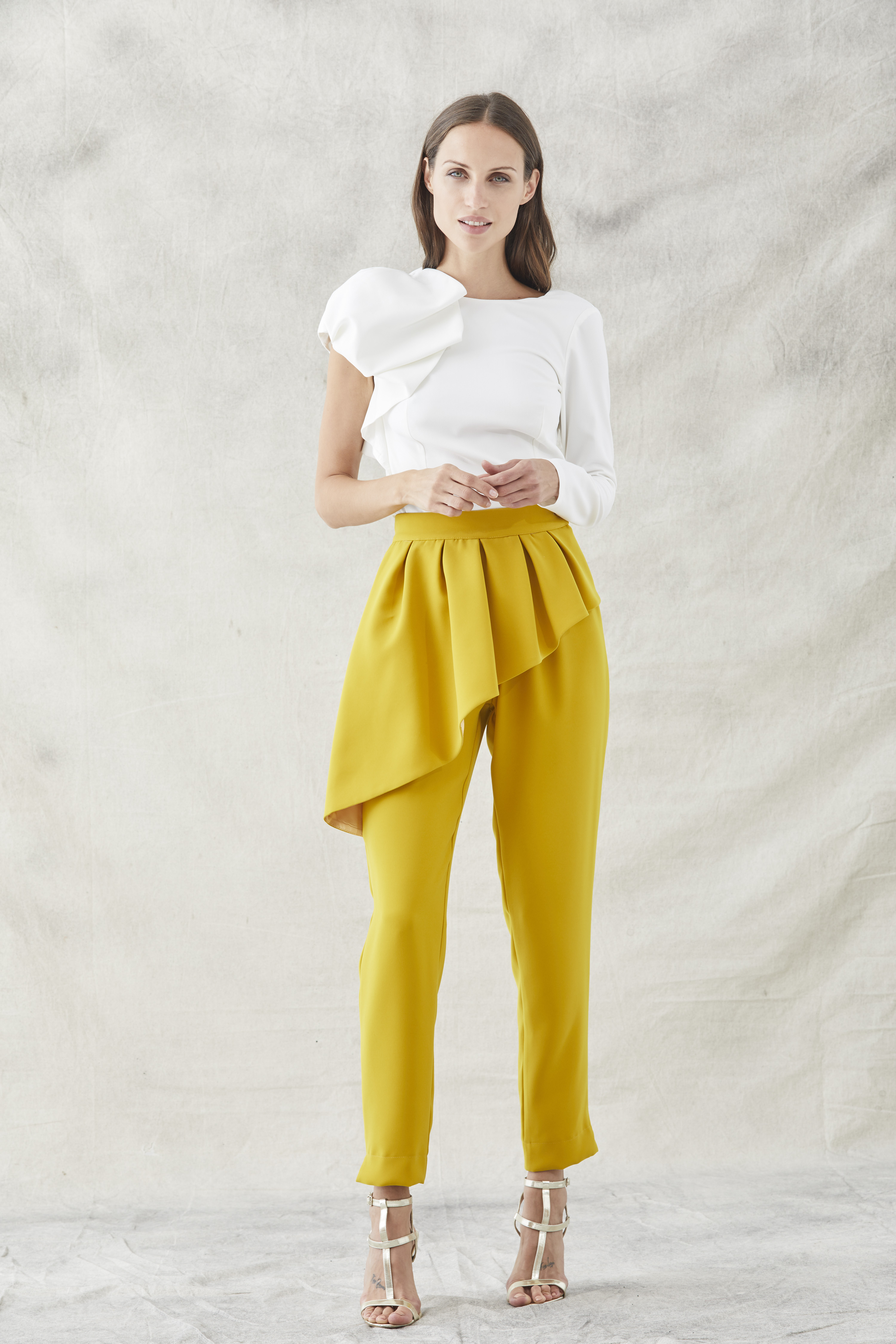 pantalon pitilllo mostaza dolly con top blanco carlota hombro abullonado de apparentia