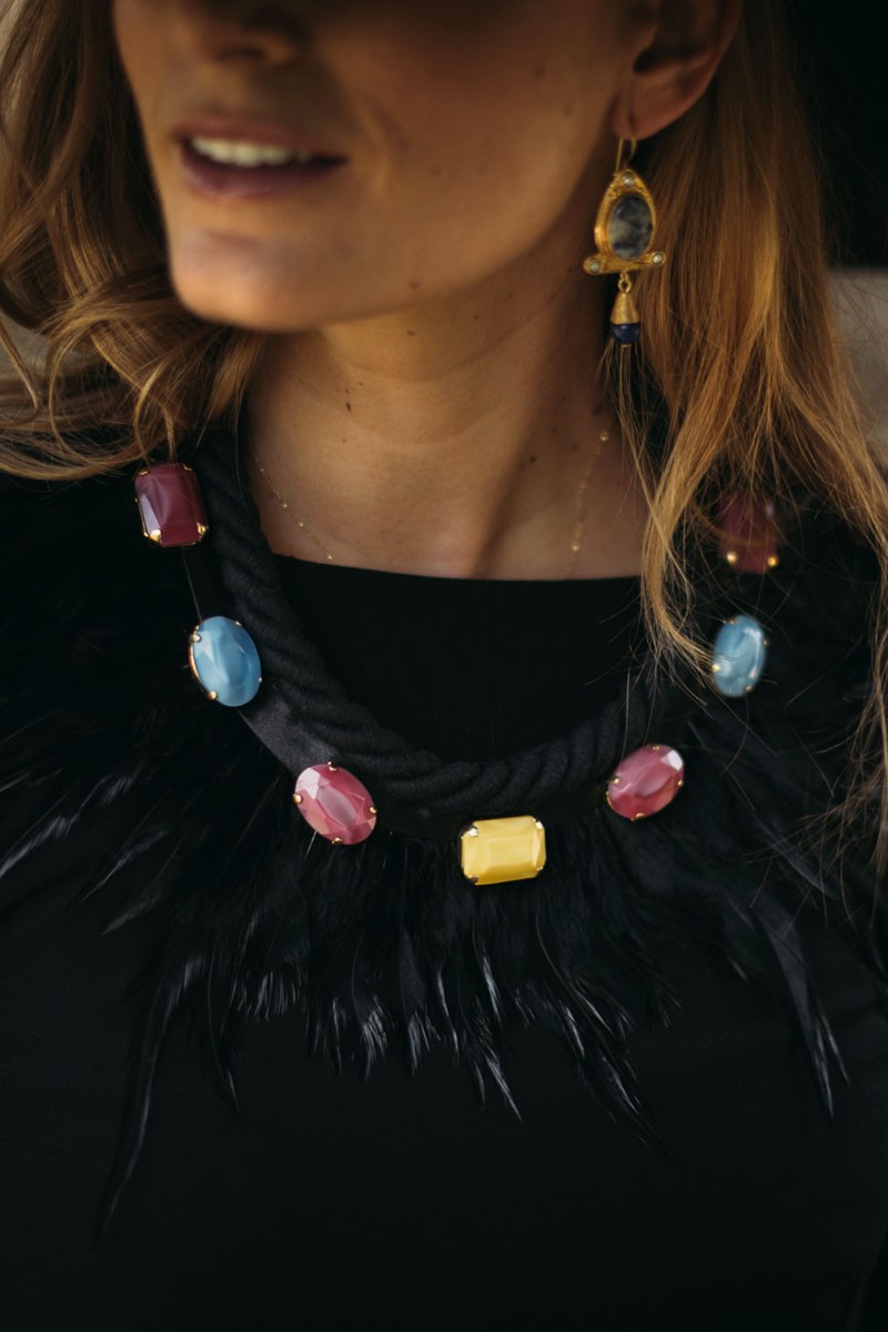 collar piedras facetadas de colores con plumas de apparentia regalos navidad