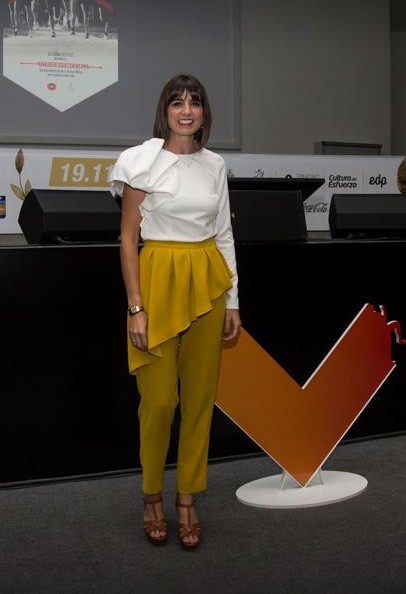 cristina mitre con top blanco carlota y pantalon pitillo mostaza