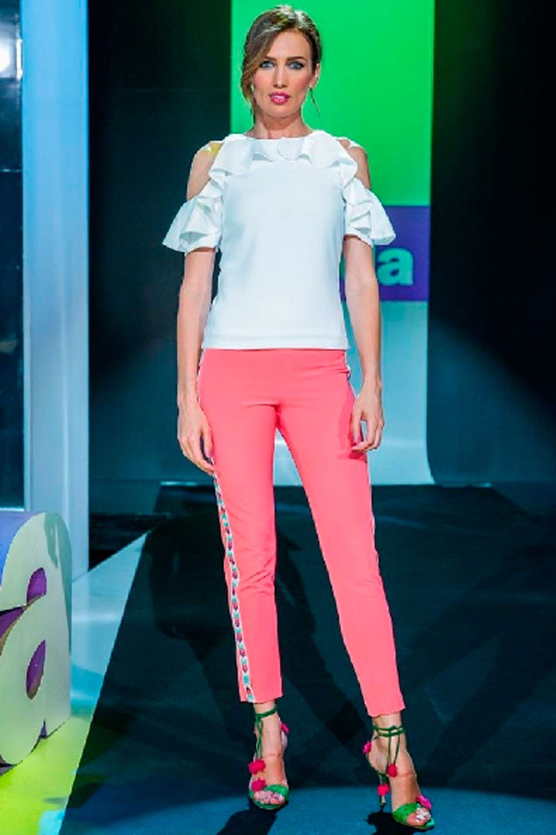 la actriz y presentadora nieves alvarez con pantalon pitillo coral venus y blusa brisa blanca de apparentia en flash moda