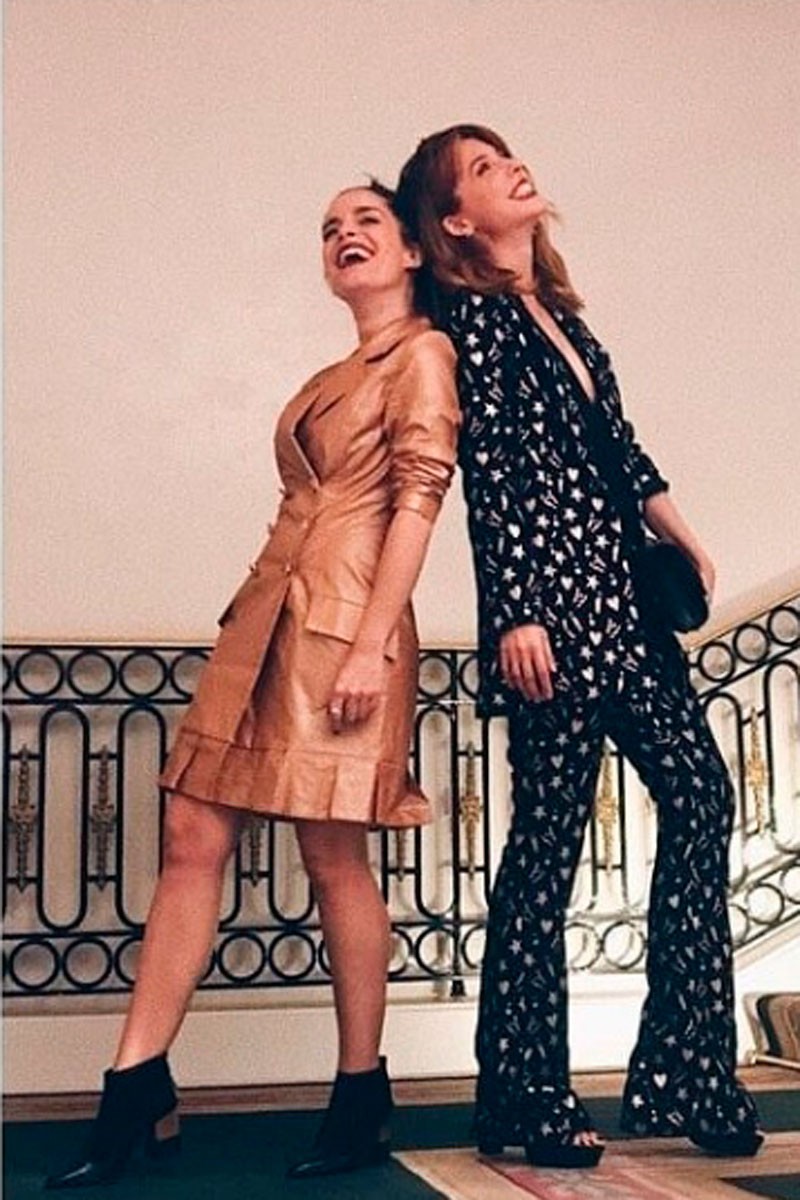 la actriz nuria gago con vestido esmoquin metalizado de apparentia junto a leticia dolera