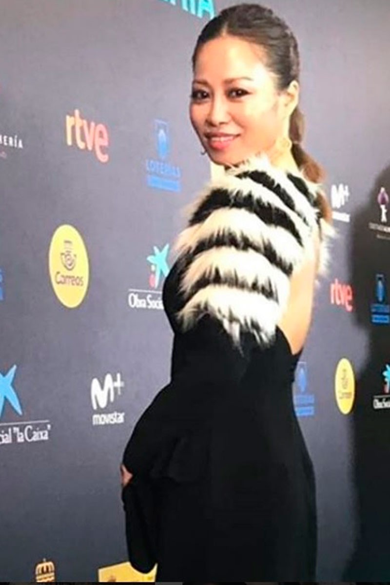 usun yooon con vestido corto negro con pelo blanco y negro en los hombros adelaide 