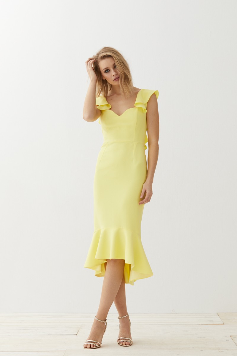 vestido corto amarillo sirena con volante de apparentia para invitadas