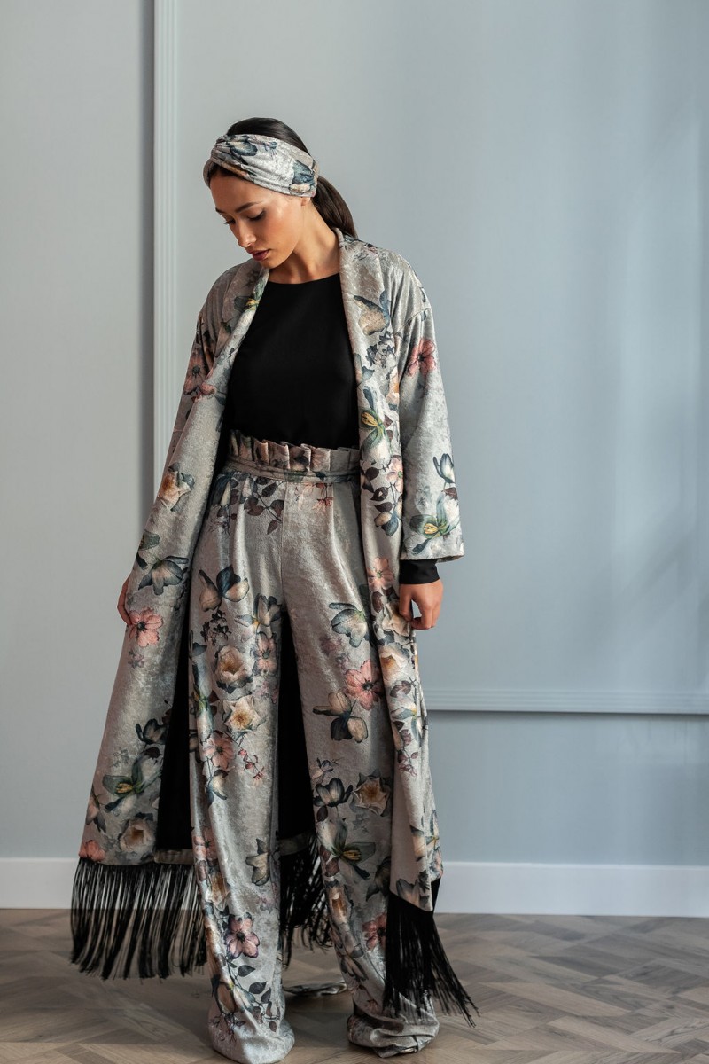 vestido kimono estampado de terciopelo con flecos palazzo estampado cinturilla fruncida y blusa negra escote espalda y turbante estampado de flores de apparentia para invitadas de boda