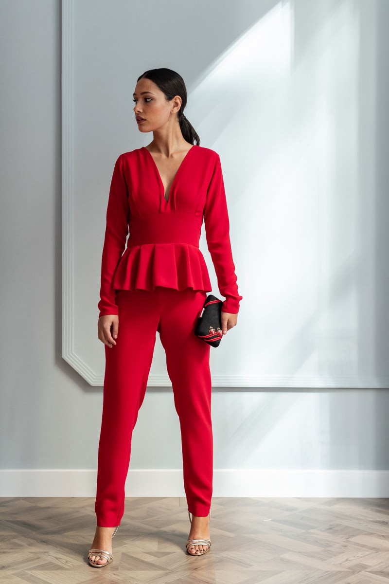 mono rojo pantalon pitillo peplum cintura y manga larga para invitada de apparentia