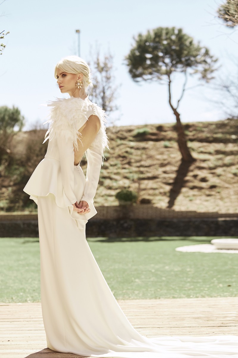 vestido novia con peplum y plumas y escote espalda apparentia bridal collection