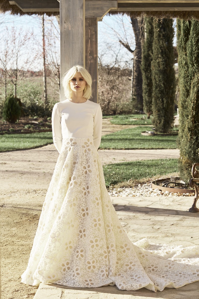 falda brocada con margaritas y top manga larga blanco novias apparentia bridal collection