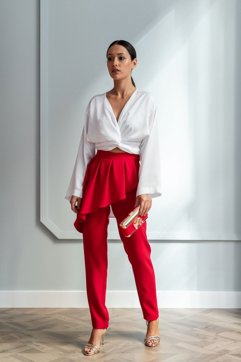 conjunto pantalon rojo pitillo con peplum blussa multiposicion saten blanca cluth dorado elefante fiesta apparentia