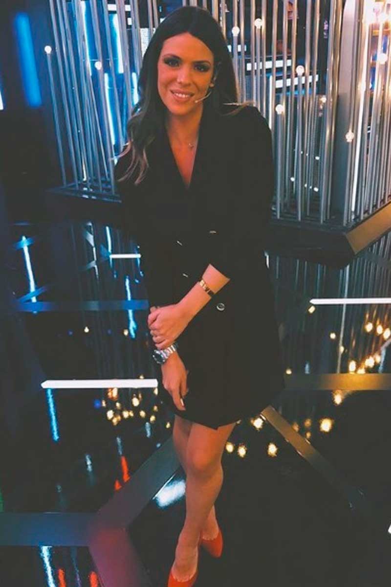 laura matamoros con vestido esmoquin omega negro con cadenas para invitadas de apparentia